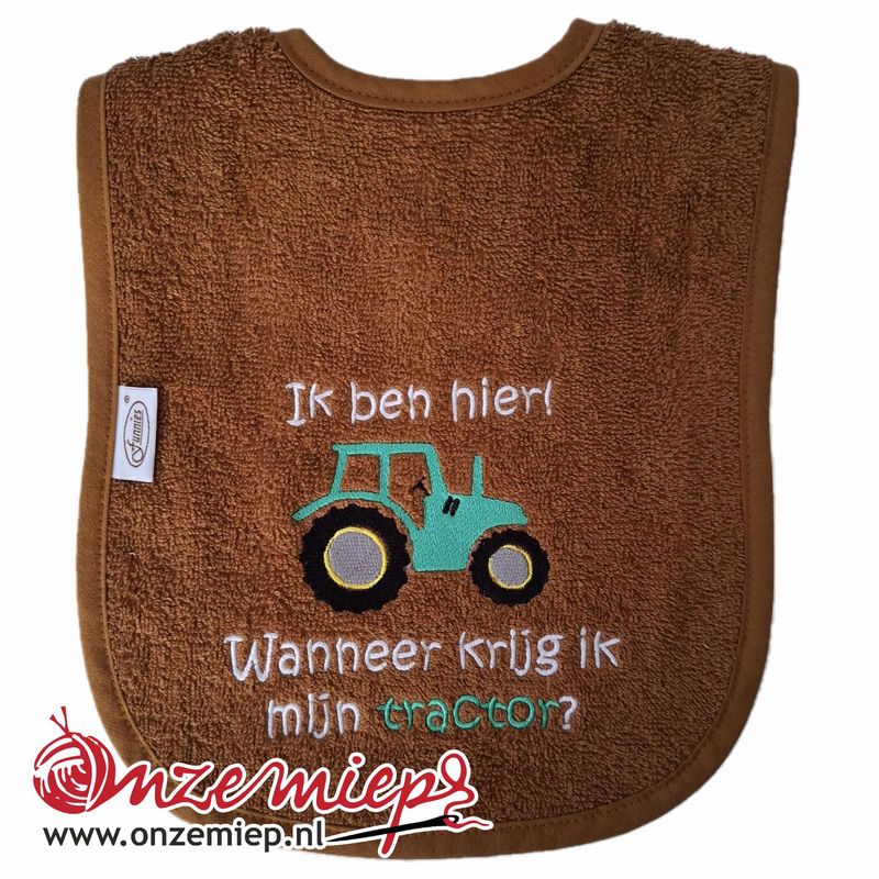 Bruine slab met &quot;Ik ben hier! Wanneer krijg ik mijn tractor?&quot; - Groene tractor
