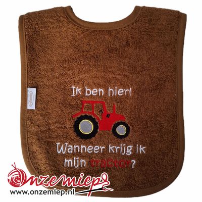 Bruine slab met &quot;Ik ben hier! Wanneer krijg ik mijn tractor?&quot; - Rode tractor