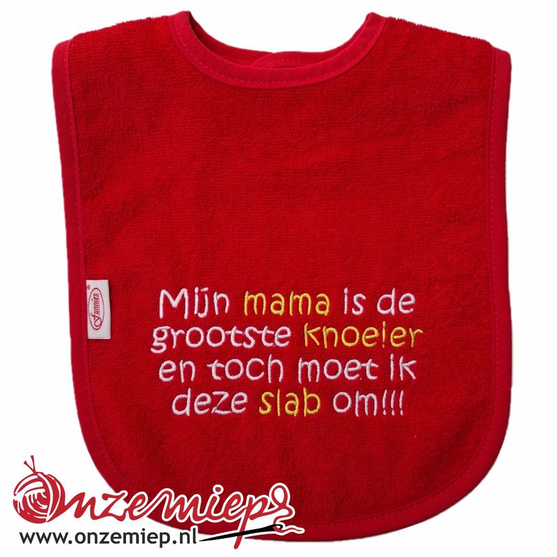 Rode slab met &quot;Mijn mama is de grootste knoeier en toch moet ik deze slab om!!!&quot;