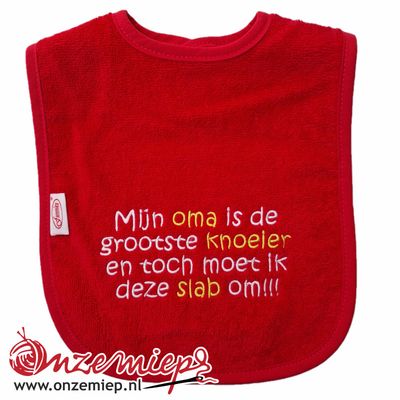 Rode slab met &quot;Mijn oma is de grootste knoeier en toch moet ik deze slab om!!!&quot;