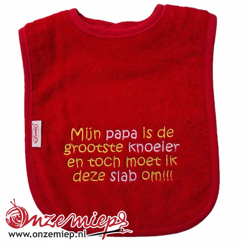 Rode slab met "Mijn papa is de grootste knoeier en toch moet ik deze slab om!!!"