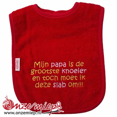 Rode slab met "Mijn papa is de grootste knoeier en toch moet ik deze slab om!!!"