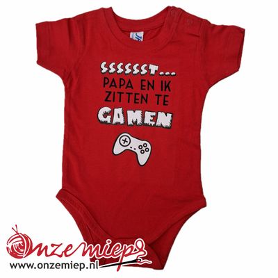 Rode romper met &quot;Sssssst... Papa en ik zitten te gamen&quot;