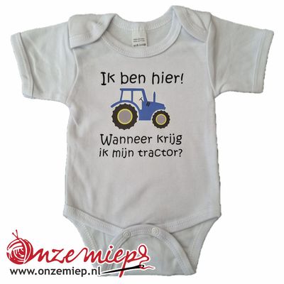 Witte romper met &quot;Ik ben hier! Wanneer krijg ik mijn tractor?&quot; - blauwe tractor