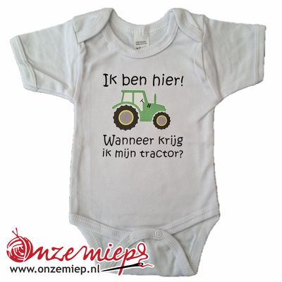 Witte romper met &quot;Ik ben hier! Wanneer krijg ik mijn tractor?&quot; - groene tractor