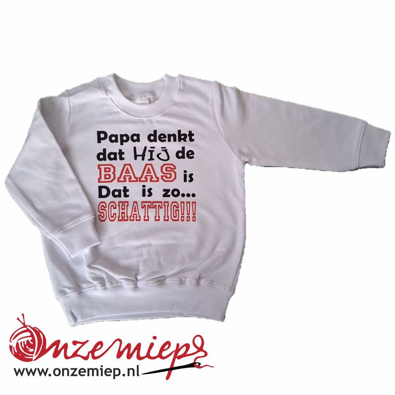 Wit baby sweater met &quot;Papa denkt dat hij de baas is. Dat is zo... Schattig!!!&quot;