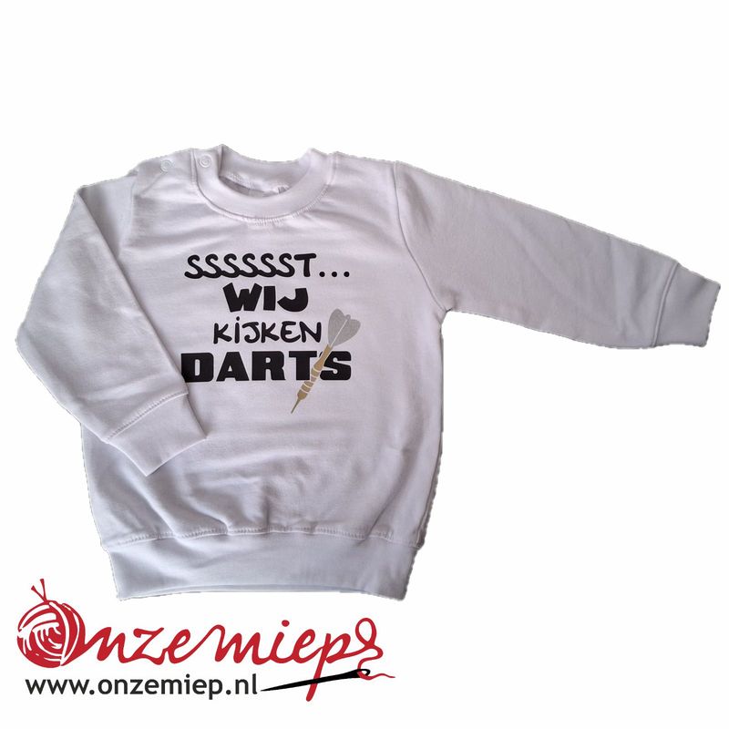 Wit baby sweater met &quot;Sssssst... Wij kijken darts&quot;
