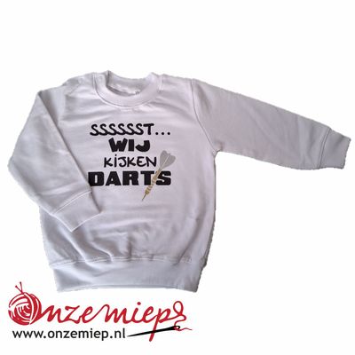 Wit baby sweater met &quot;Sssssst... Wij kijken darts&quot;