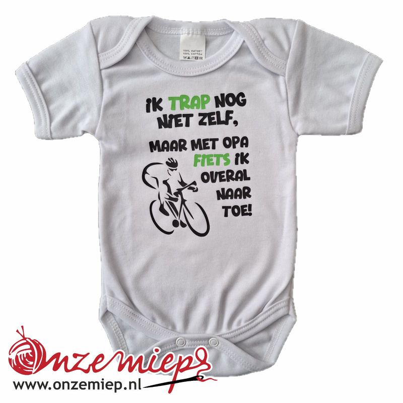 Witte romper met "Ik trap nog niet zelf, maar met opa fiets ik overal naar toe!"