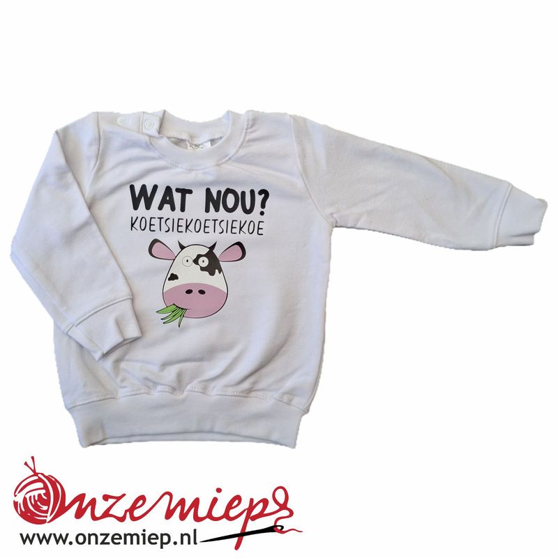 Wit baby sweater met "Wat nou? Koetsiekoetsiekoe"
