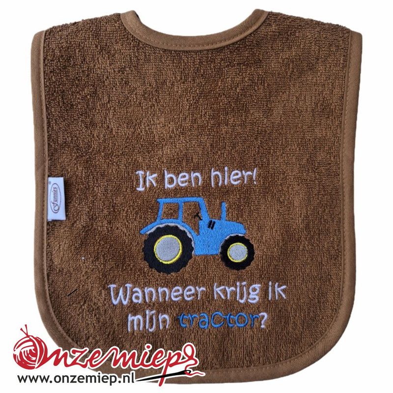 Bruine slab met "Ik ben hier! Wanneer krijg ik mijn tractor?" - Blauwe tractor
