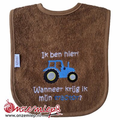 Bruine slab met "Ik ben hier! Wanneer krijg ik mijn tractor?" - Blauwe tractor