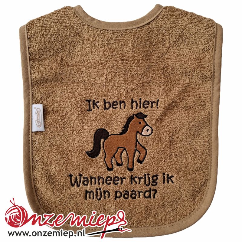 Bruine (sand) slab met "Ik ben hier! Wanneer krijg ik mijn paard?"
