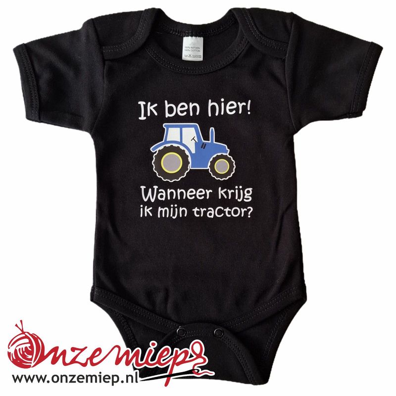 Zwarte romper met "Ik ben hier! Wanneer krijg ik mijn tractor?" - blauwe tractor