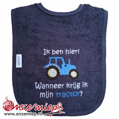 Donker blauwe slab met "Ik ben hier! Wanneer krijg ik mijn tractor?" - Blauwe tractor