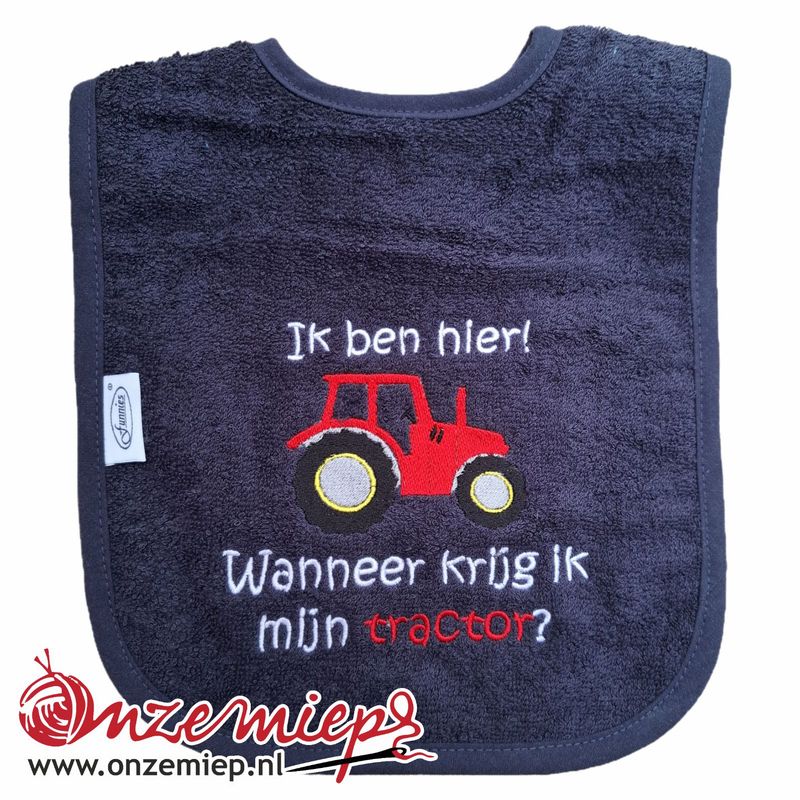 Donker blauwe slab met "Ik ben hier! Wanneer krijg ik mijn tractor?" - Rode tractor