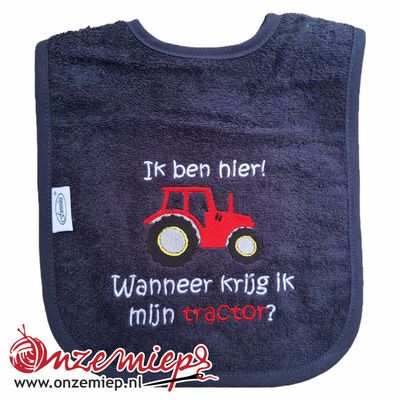 Donker blauwe slab met "Ik ben hier! Wanneer krijg ik mijn tractor?" - Rode tractor