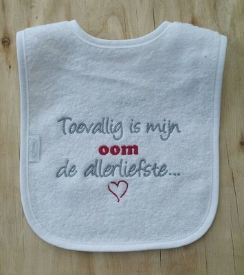 Witte slab met "Toevallig is mijn OOM de allerliefste"