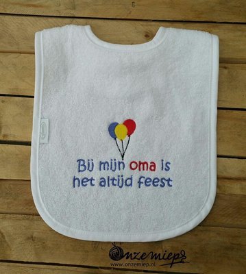 Witte slab met &quot;Bij mijn oma is het altijd feest&quot;