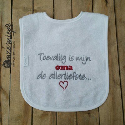 Witte slab met "Toevallig is mijn OMA de allerliefste!"