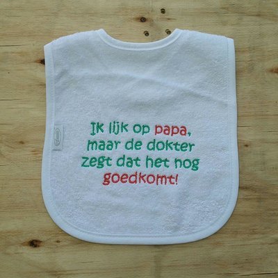 Witte slab met &quot;Ik lijk op mijn papa, maar de dokter zegt dat het nog goed komt!&quot;