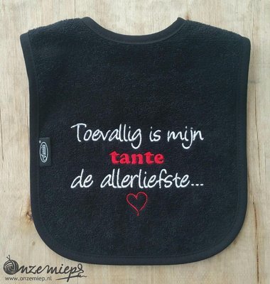 Zwarte slab met "Toevallig is mijn tante de allerliefste"