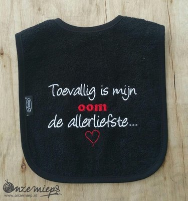 Zwarte slab met "Toevallig is mijn oom de allerliefste"