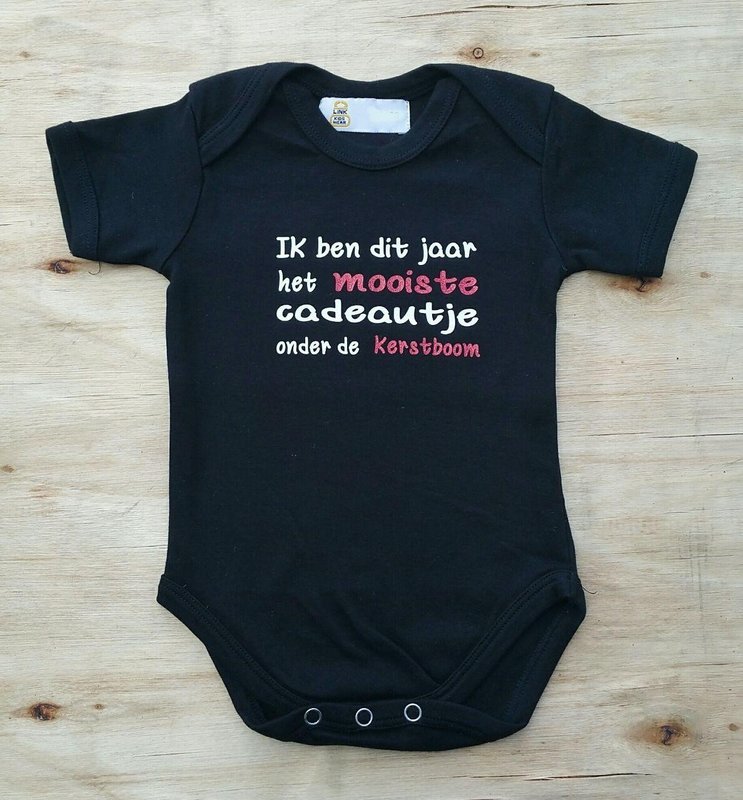 Zwarte romper met "Ik ben dit jaar het mooiste cadeautje onder de kerstboom" - maat 74/80