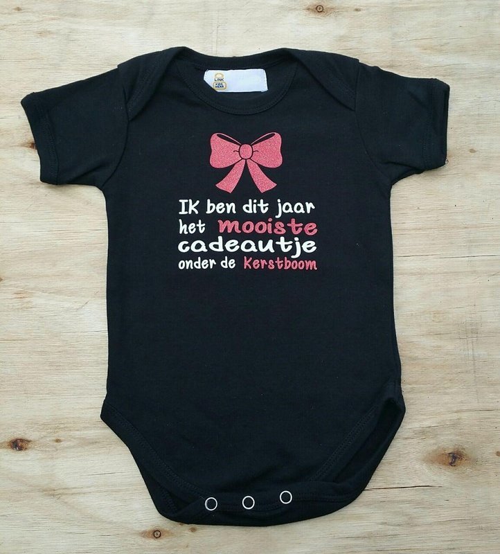 Zwarte romper met "Ik ben dit jaar het mooiste cadeautje onder de kerstboom" - maat 62/68