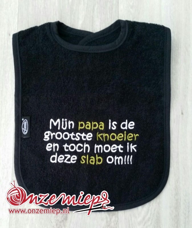 Zwarte slab met &quot;Mijn papa is de grootste knoeier en toch moet ik deze slab om!!!&quot;