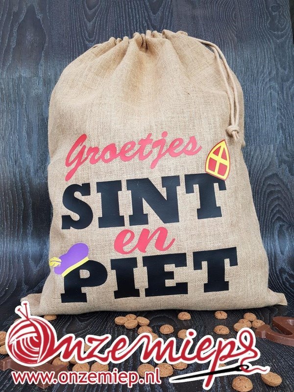 Sinterklaas jute zak voor cadeautjes met de tekst &quot;Groetjes Sint en Piet&quot;