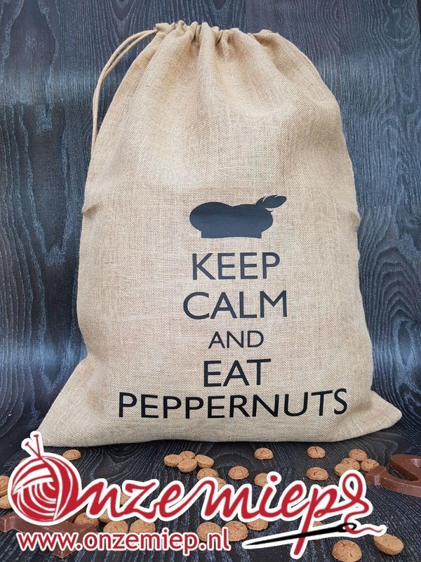 Sinterklaas jute zak voor cadeautjes met de tekst &quot;Keep calm and eat peppernuts&quot;