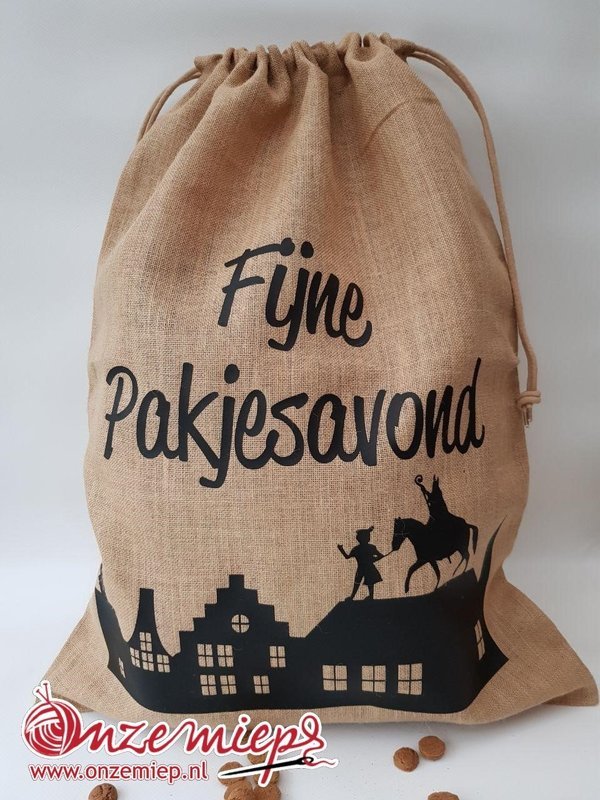 Sinterklaas jute zak voor cadeautjes met de tekst &quot;Fijne pakjesavond&quot;