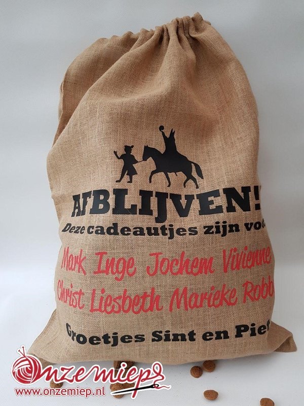 Persoonlijke sinterklaas jute zak voor cadeautjes met de tekst &quot;Afblijven!!! Deze cadeautjes zijn voor: ... Groetjes Sint en Piet