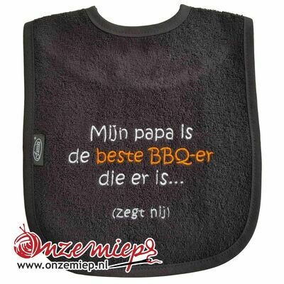 Zwarte slab met "Mijn papa is de beste BBQ-er die er is... (zegt hij)"