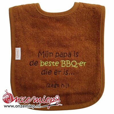 Bruine slab met "Mijn papa is de beste BBQ-er die er is... (zegt hij)"