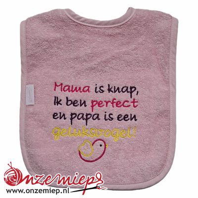 Licht roze slab met "Mama is knap, ik ben perfect en papa is een geluksvogel!"