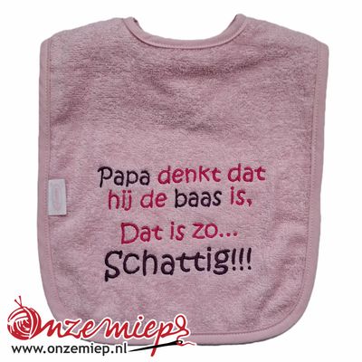 Licht roze slab met "Papa denkt dat hij de baas is. Dat is zo... Schattig!!!"