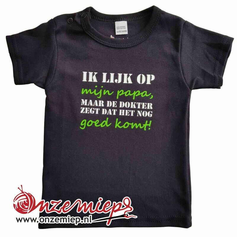 Zwart baby shirt met "Ik lijk op mijn papa, maar de dokter zegt dat het nog goed komt!"