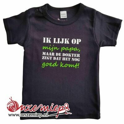 Zwart baby shirt met "Ik lijk op mijn papa, maar de dokter zegt dat het nog goed komt!" Zwart baby shirt met "Ik lijk op mijn papa, maar de dokter zegt dat het nog goed komt!"