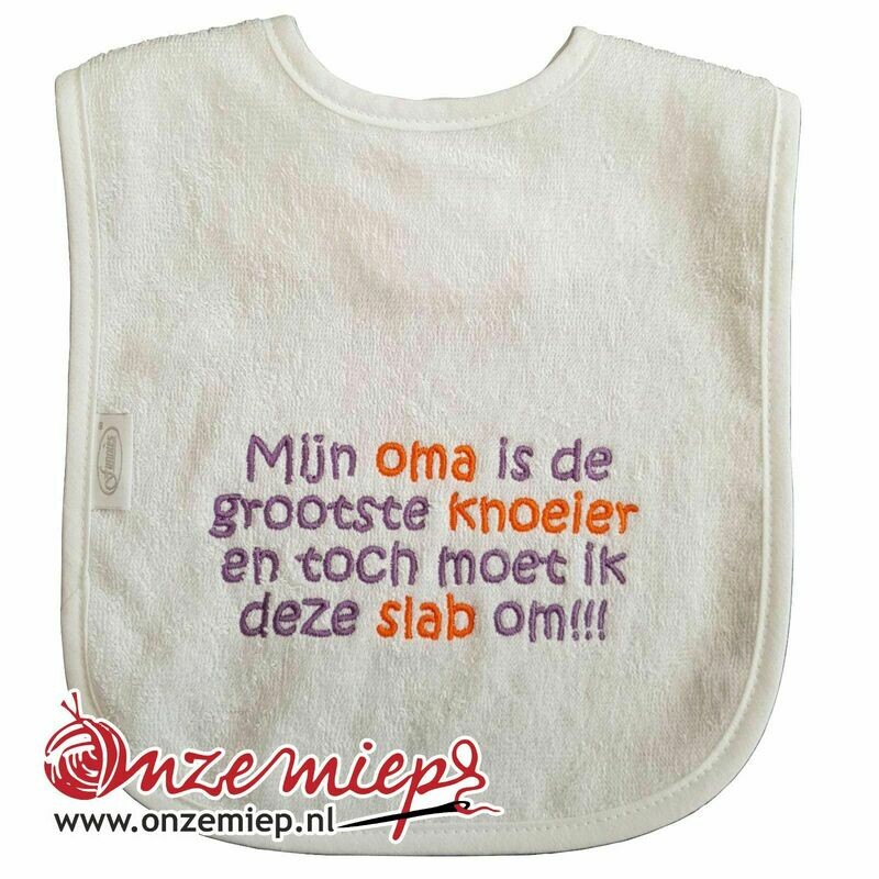 Witte slab met "Mijn oma is de grootste knoeier en toch moet ik deze slab om!!!"