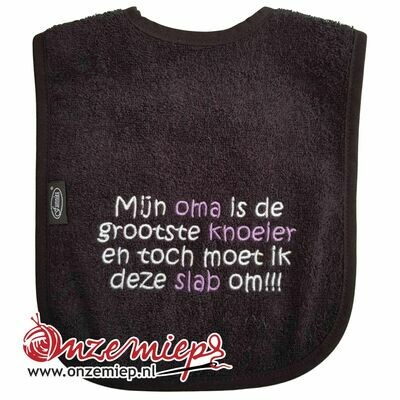 Zwarte slab met "Mijn oma is de grootste knoeier en toch moet ik deze slab om!!!"
