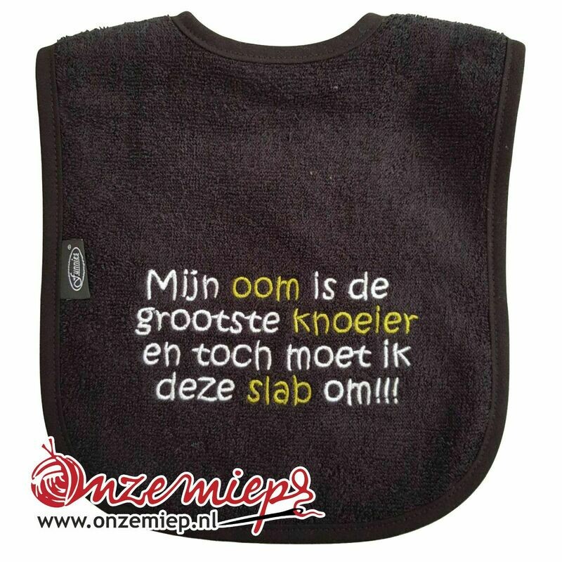Zwarte slab met "Mijn oom is de grootste knoeier en toch moet ik deze slab om!!!"