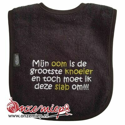 Zwarte slab met "Mijn oom is de grootste knoeier en toch moet ik deze slab om!!!"