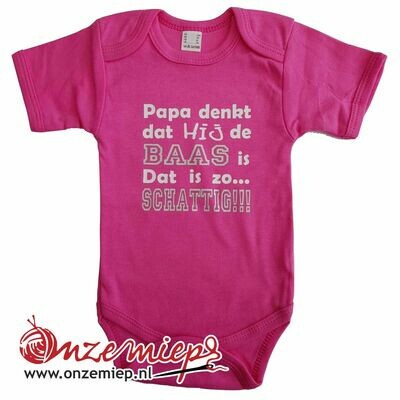 Roze romper met "Papa denkt dat hij de baas is. Dat is zo... Schattig!!!"