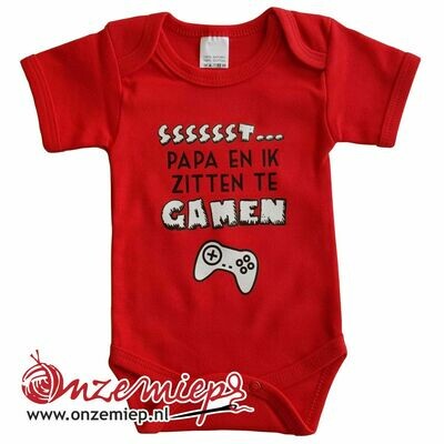 Rode romper met "Sssssst... Papa en ik zitten te gamen"