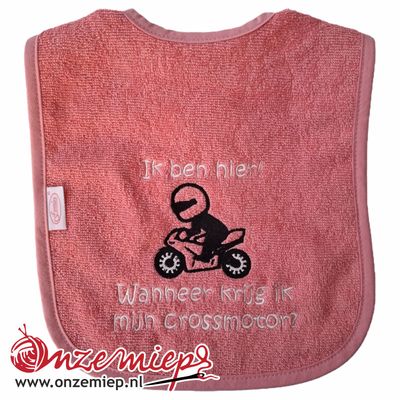 Roze (indian red) slab met "Ik ben hier! Wanneer krijg ik mijn crossmotor?"