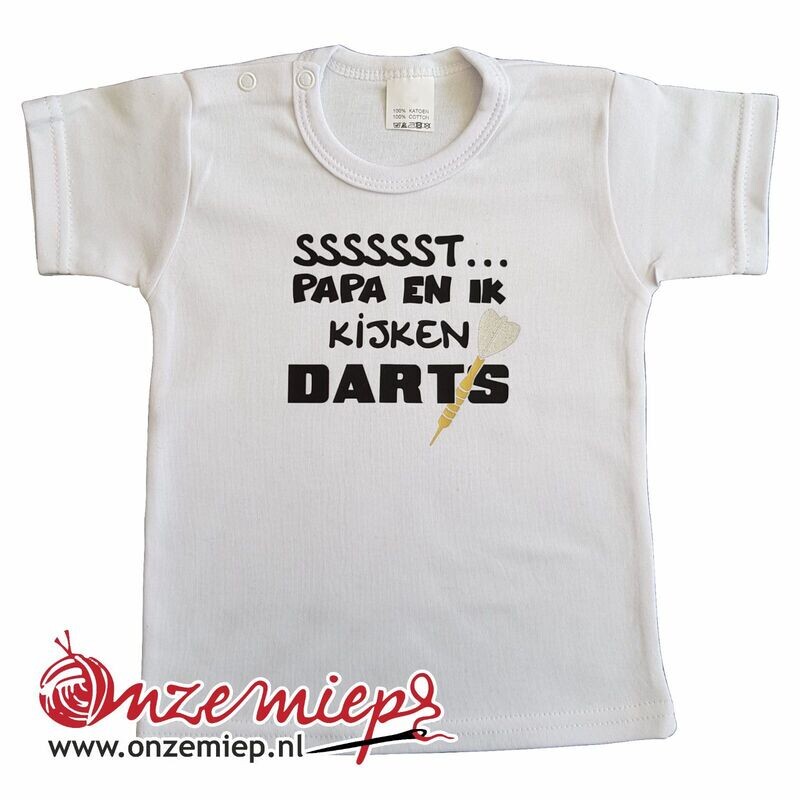 Wit baby shirt met "Sssssst... Papa en ik kijken darts"