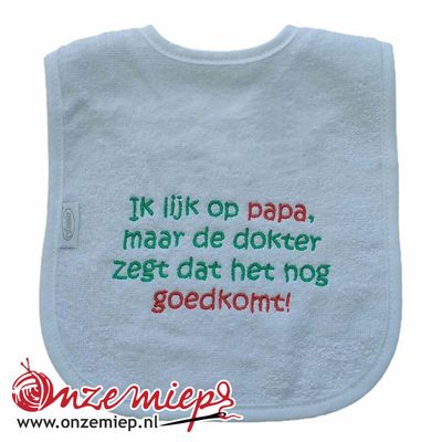 Witte slab met "Ik lijk op mijn papa, maar de dokter zegt dat het nog goed komt!"