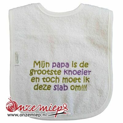 Witte slab met "Mijn papa is de grootste knoeier en toch moet ik deze slab om"